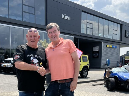 Kien steunt Ome Joop's Tour met vijf voertuigen